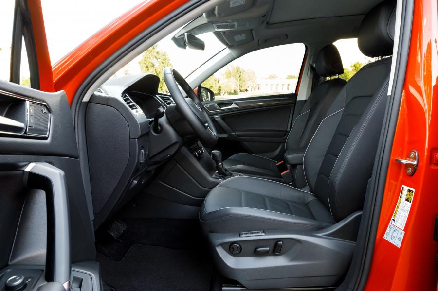 Интерьер Volkswagen Tiguan SEL 2017 года  (NA) (фото 31 из 40)